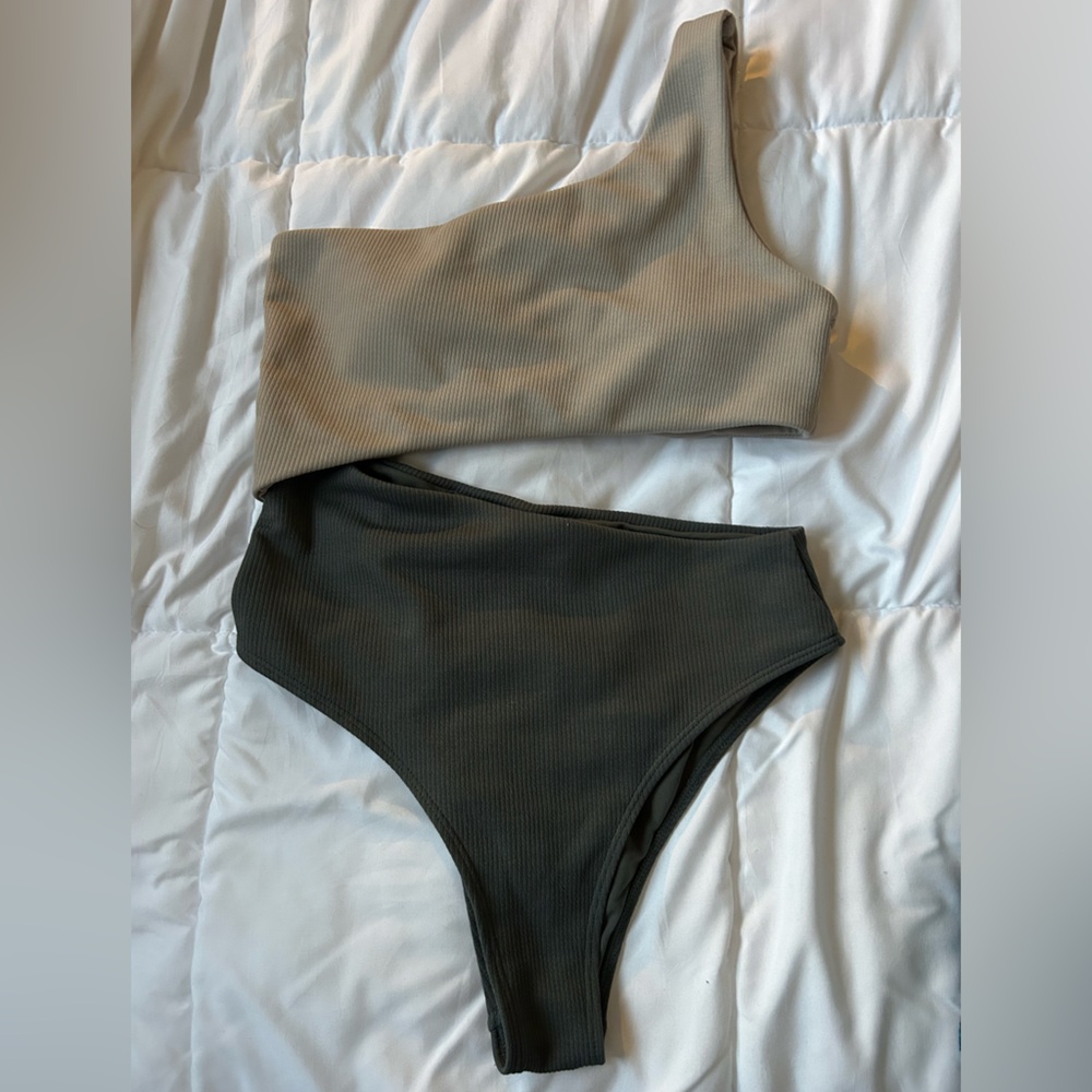 Zaful One-Shoulder Ribbed Two-Tone One-Piece Swimsuit in gray and cream